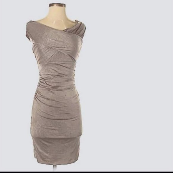 Guess Dresses & Skirts - Guess Bodycon Cocktail dress with Ruched detail. Knee length.